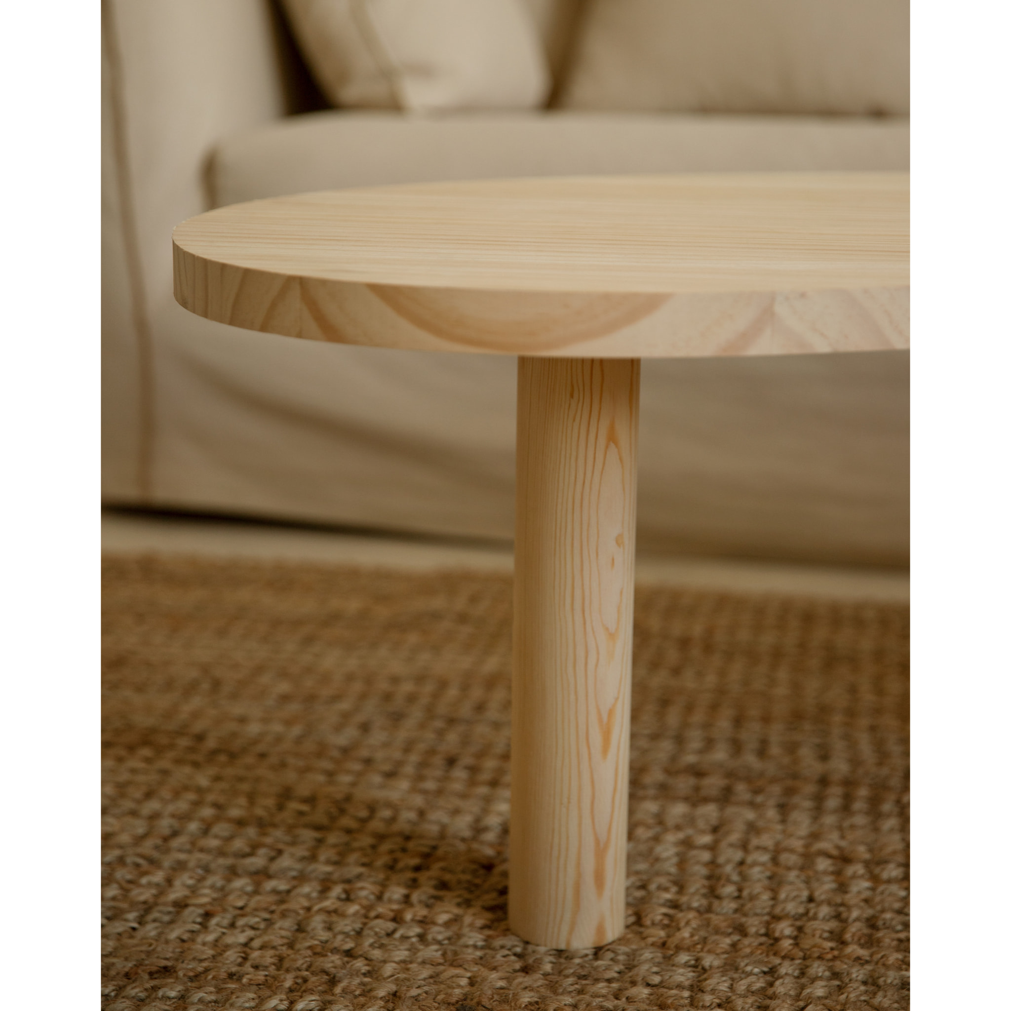 Table basse en bois massif aux formes organiques en teinte naturelle en différentes tailles
