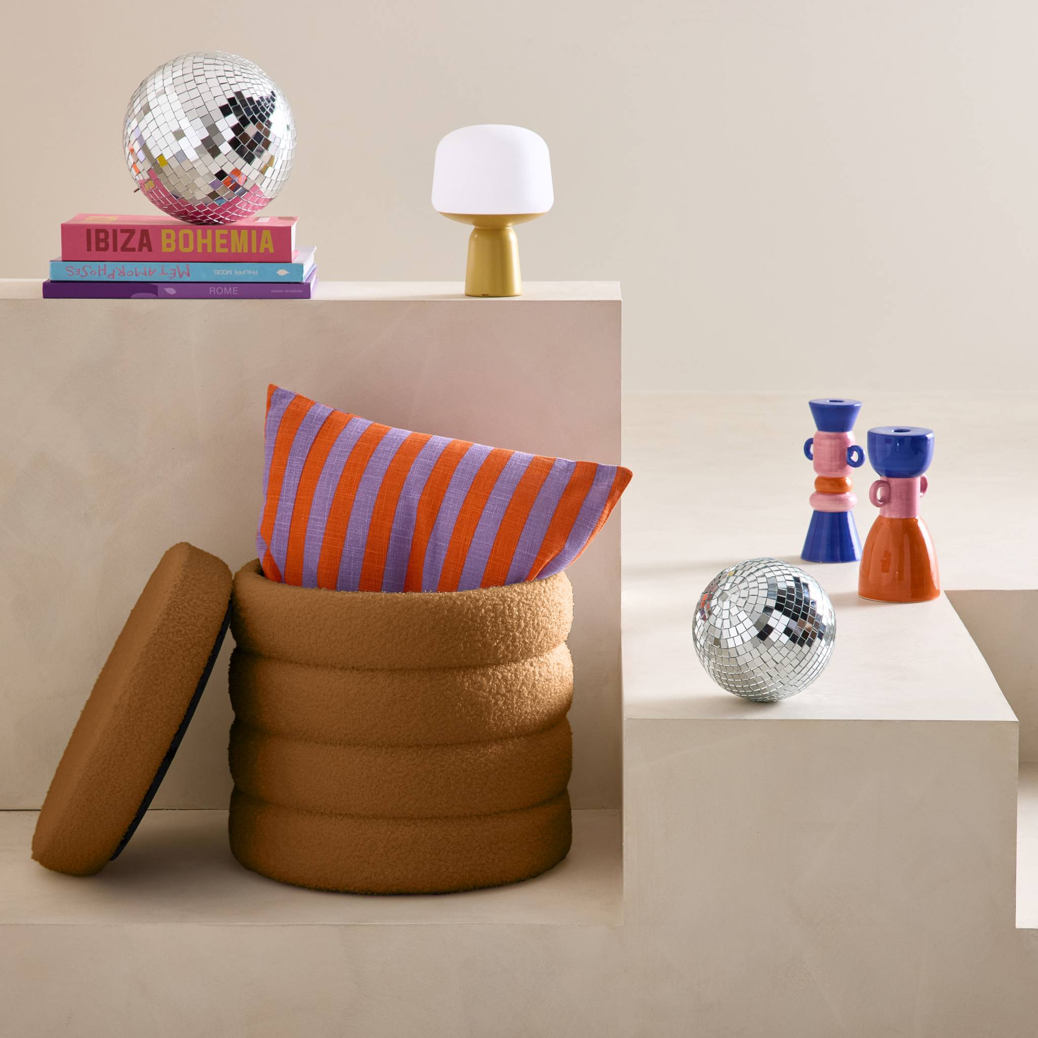 Tabouret en bouclettes rouille avec coffre de rangement intégré