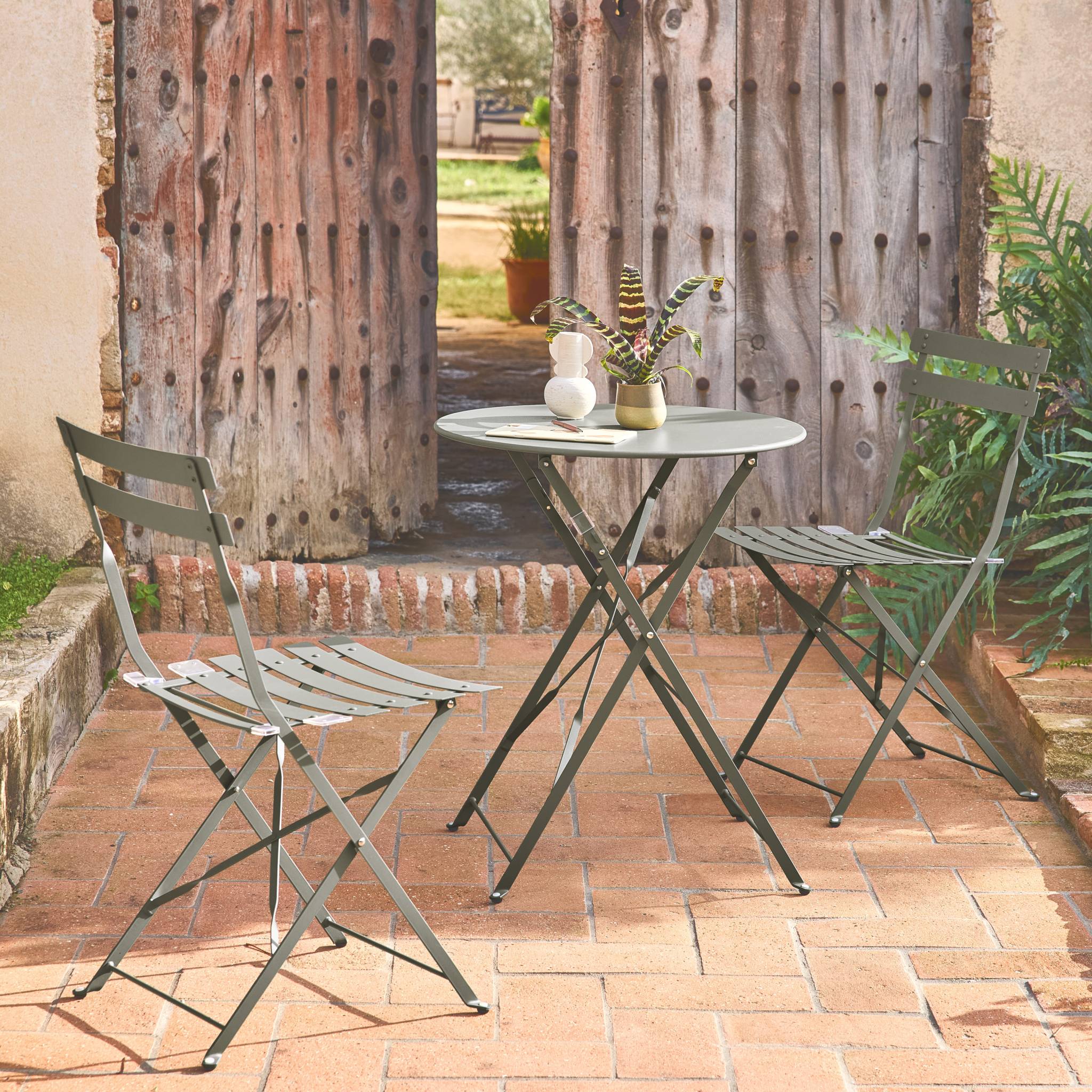 Table de jardin bistrot pliante métal + 2 assises kaki Ø60 x 70cm. acier thermolaqué