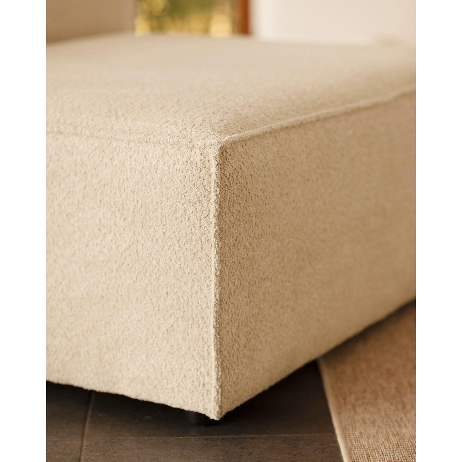 Fauteuil en bouclé couleur blanc cassé de 110x90cm Hauteur: 70 Longueur: 110 Largeur: 90