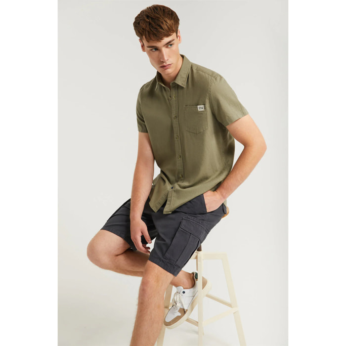 Camicia kaki in lino con tasca sul petto