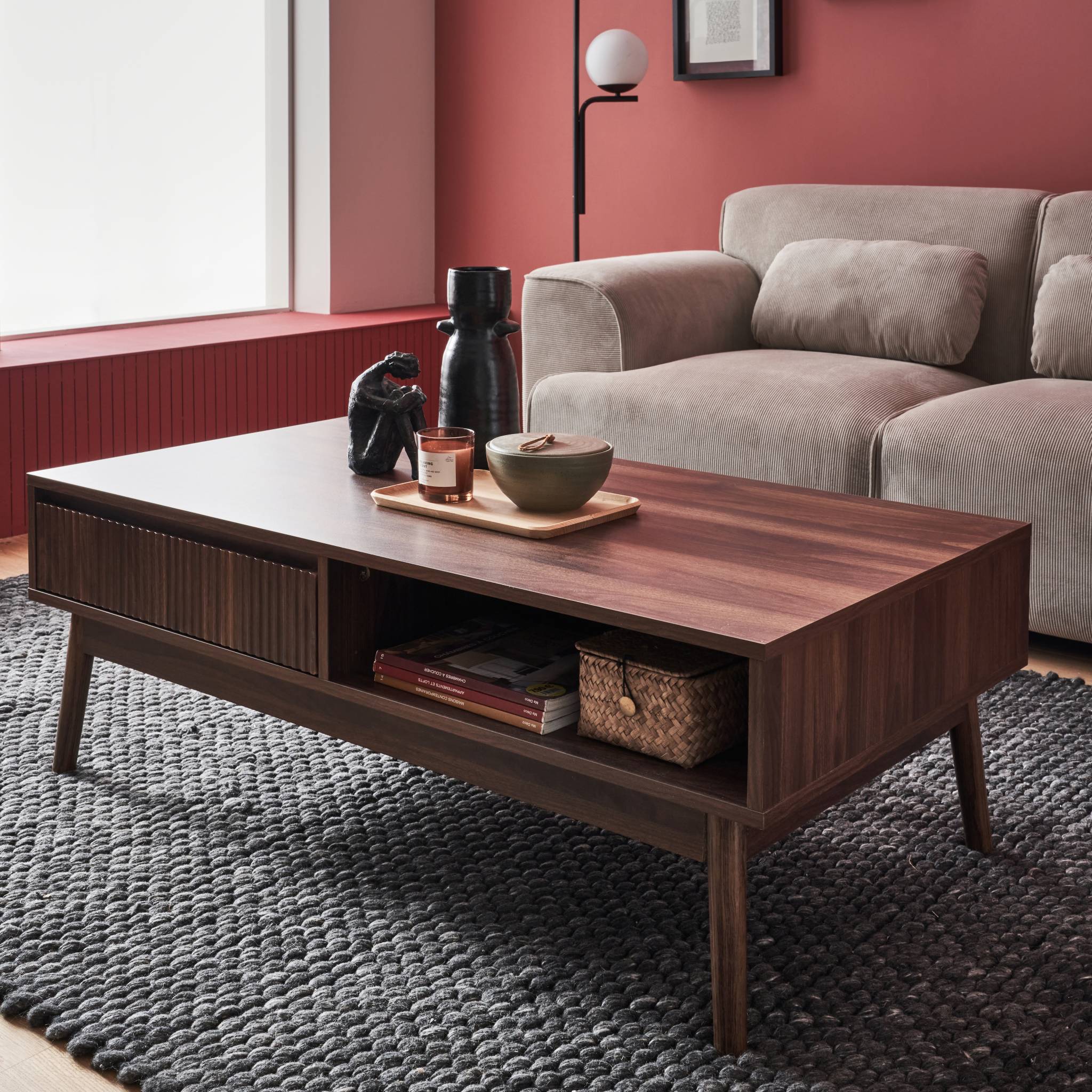 Table basse couleur teinté noyer. Linear. décor bois rainuré.  pieds compas. 2 niches. 1 tiroir.  L 110 x l 59 x H 39cm