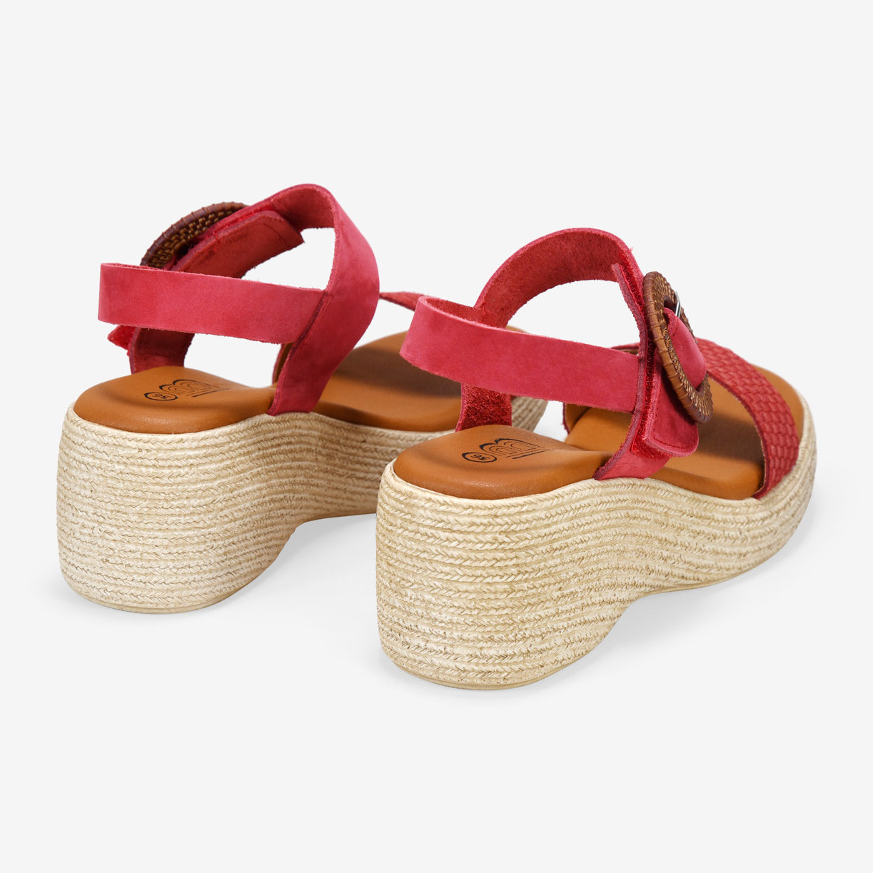Sandalias rojas en piel con cuña y hebilla