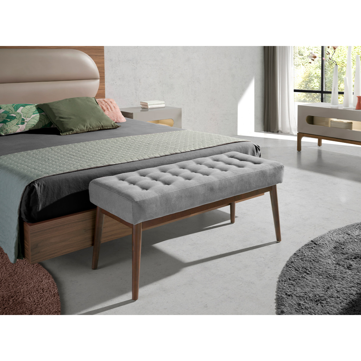 Banqueta tapizada en tela gris oscuro con estructura de patas de madera en nogal 100x40x45cm