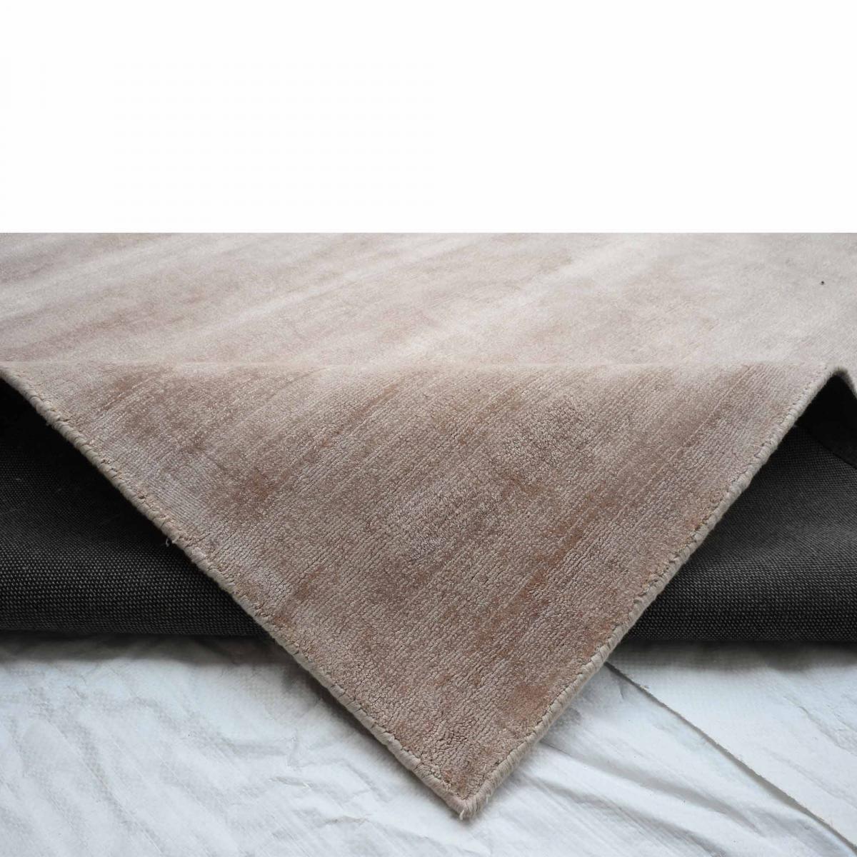 Tapis artisanal doux et soyeux tufté main en viscose