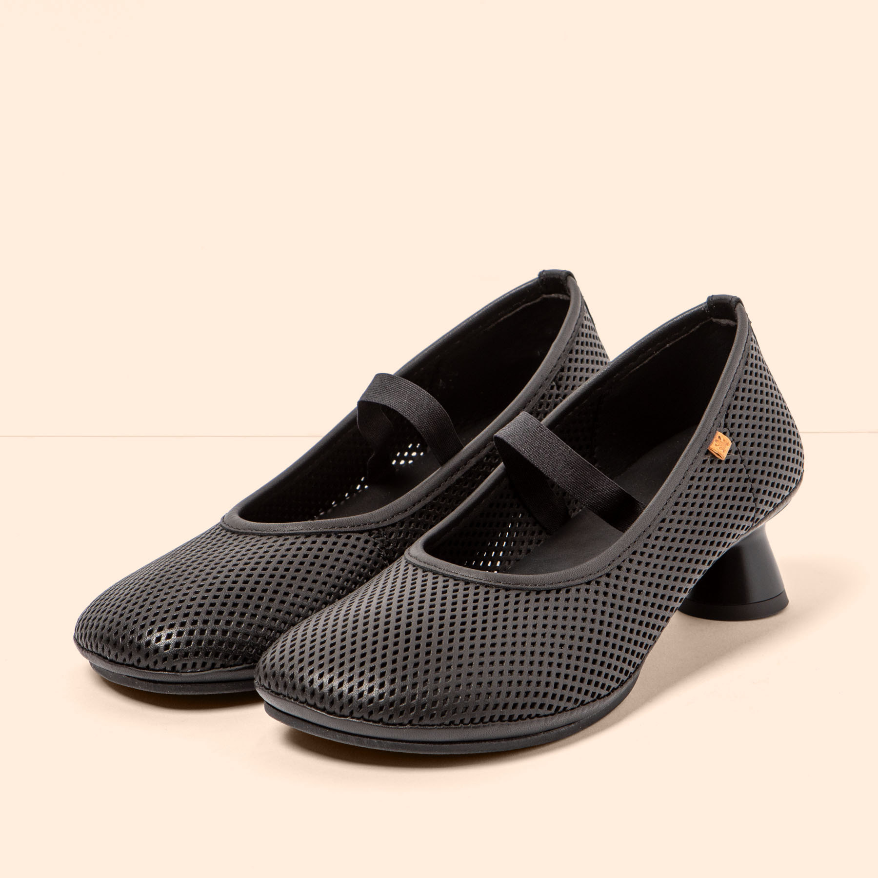 Zapatos con tacón N694R NAPPA PERFORADA BLACK/ ALMA color Black