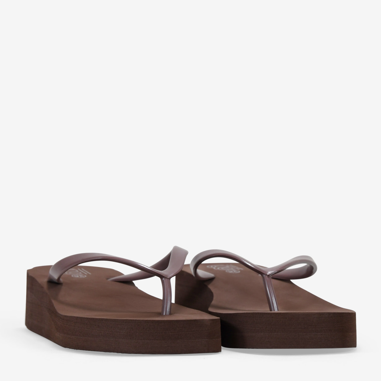 Sandalias de dedo marrones con cuña