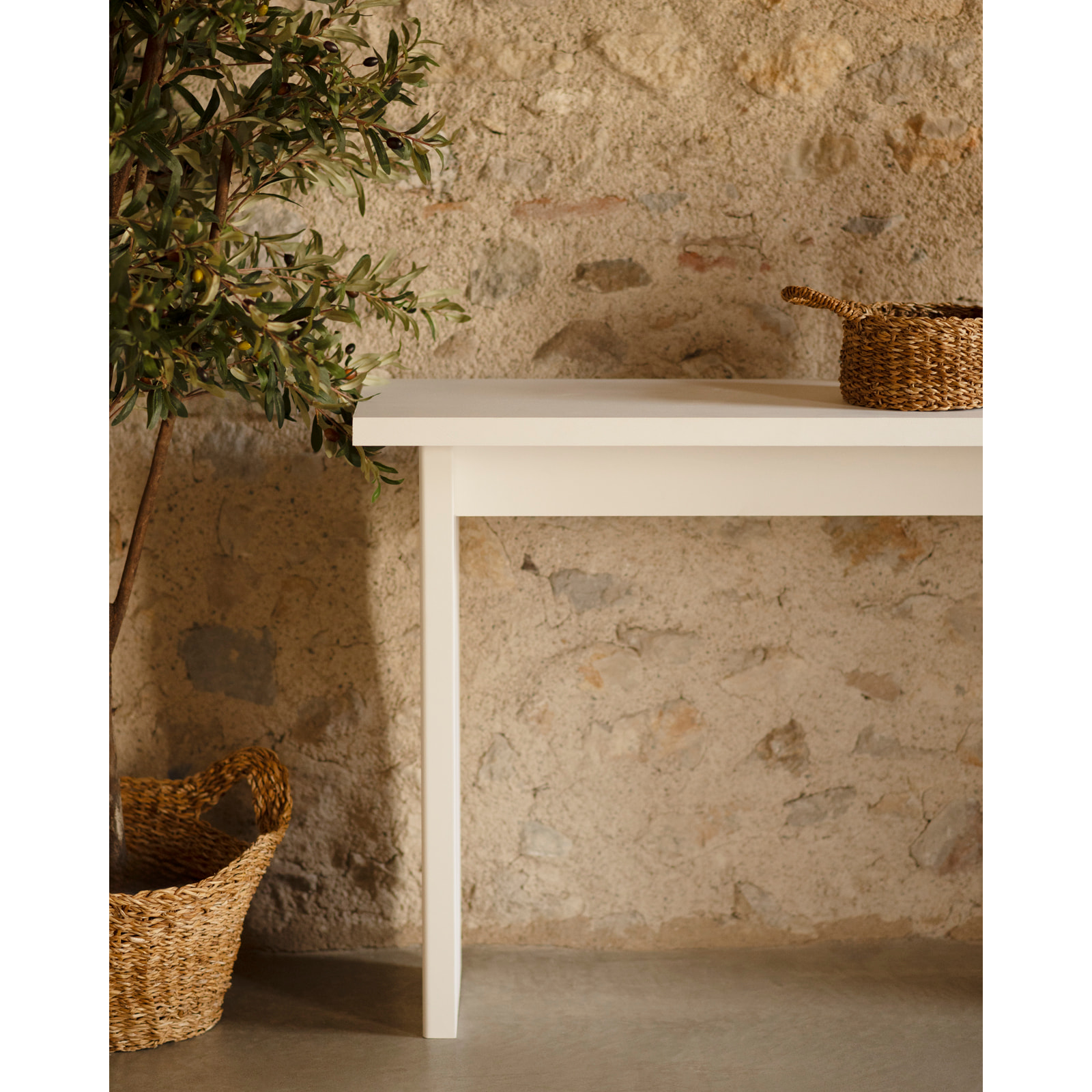 Consola de madera maciza en tono blanco de 120x80cm Alto: 35 Largo: 120 Ancho: 80