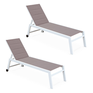 Lot de 2 bains de soleil Solis en textilène matelassé. transats 6 positions. structure blanc. textilène taupe