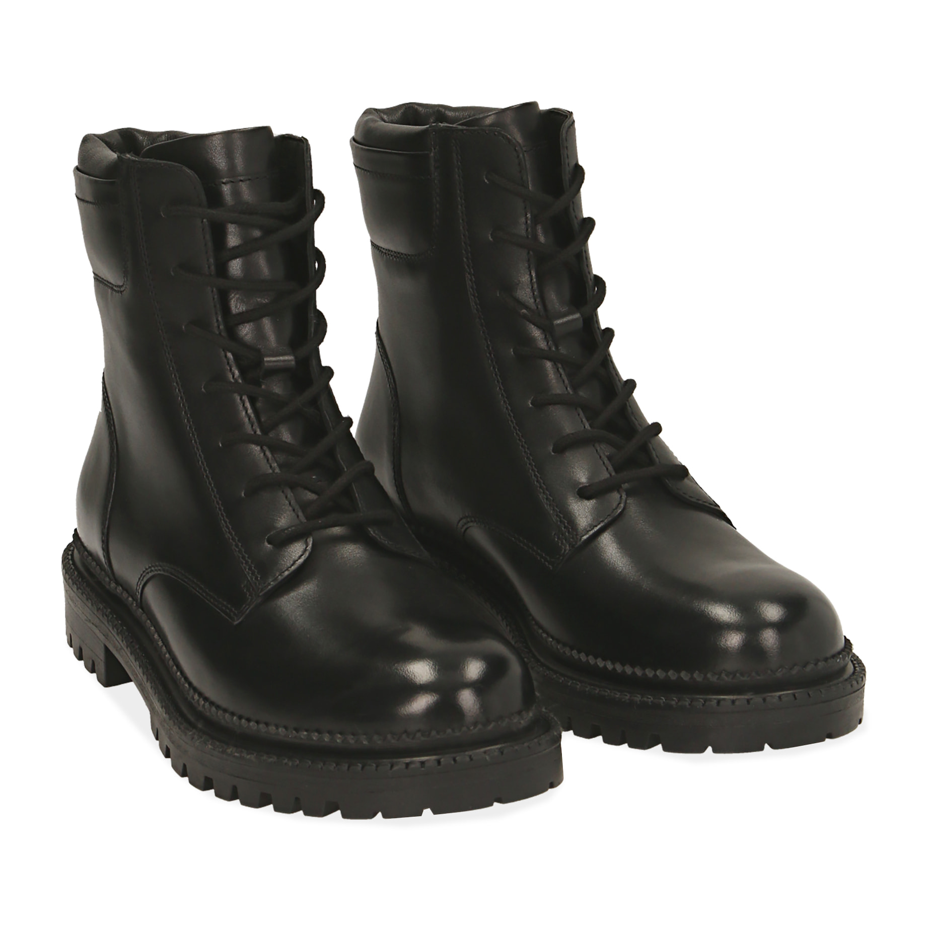 Botas militares de cuero negro.