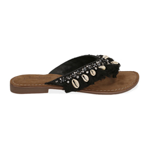 Chanclas de raso negro con conchas