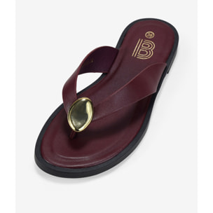 Sandalias de dedo burdeos con aplique metálico