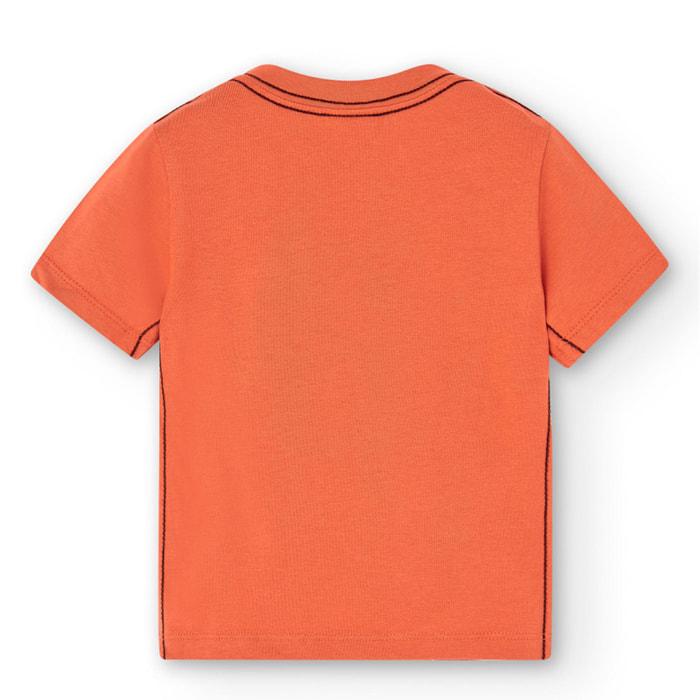 Camiseta en naranja con manga corta y bolsillo