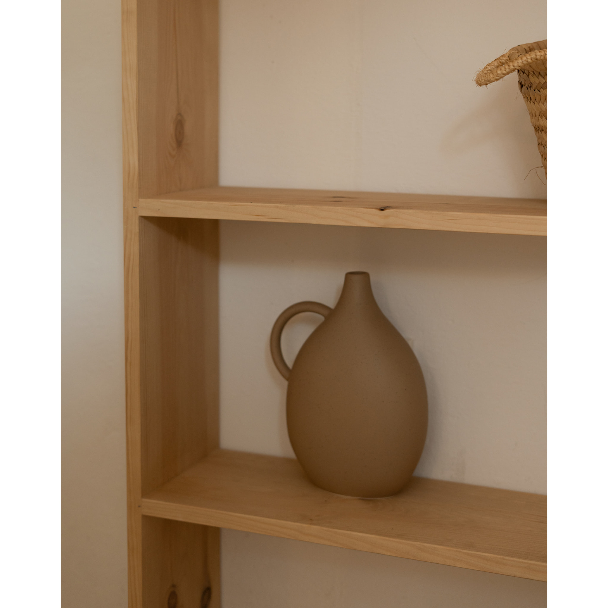 Estantería de madera maciza tono roble medio con 2 estantes Alto: 110 Largo: 80 Ancho: 20