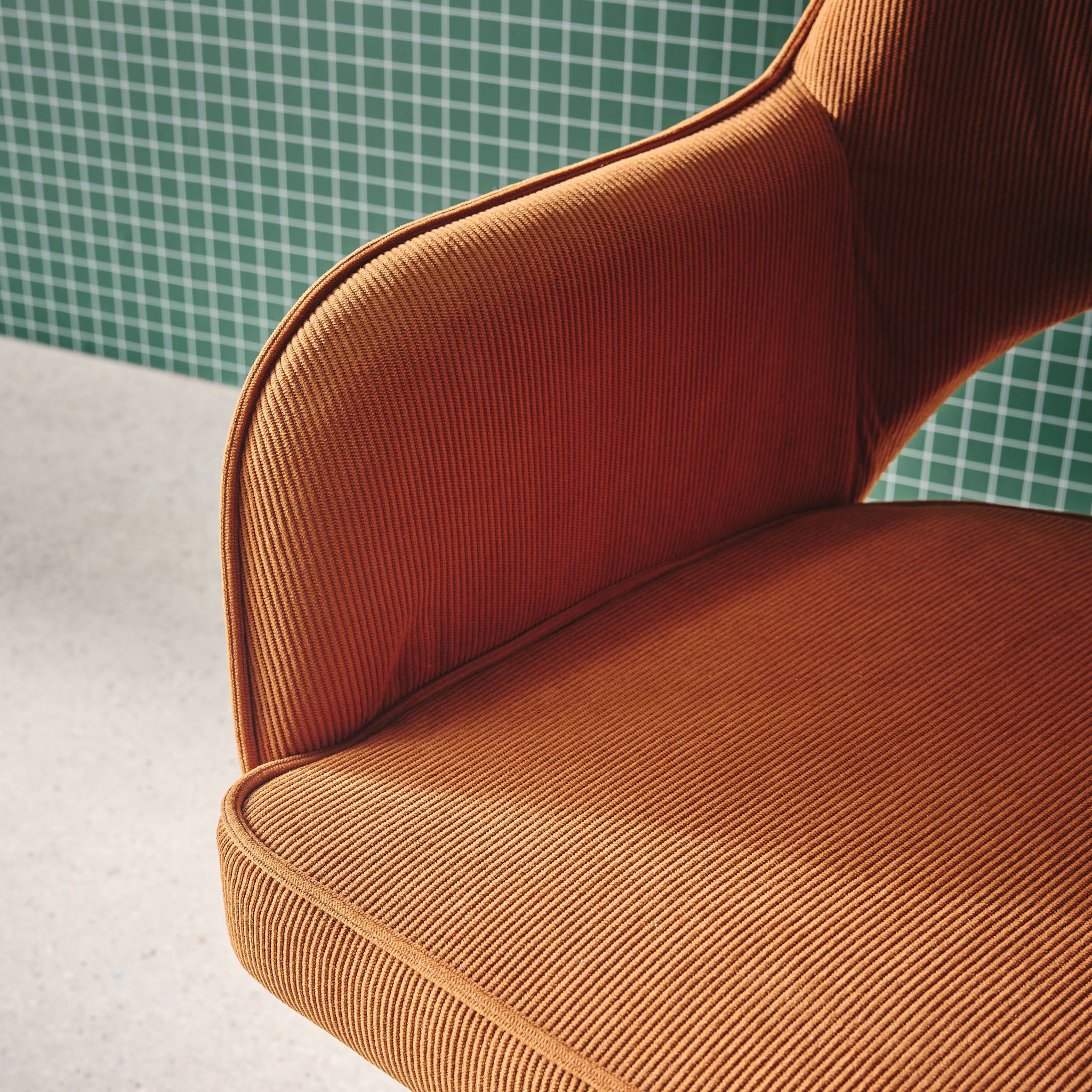 Chaise de bureau à roulettes velours côtelé camel piétement chromé. L 60 x P 62 x H 89 / 99cm