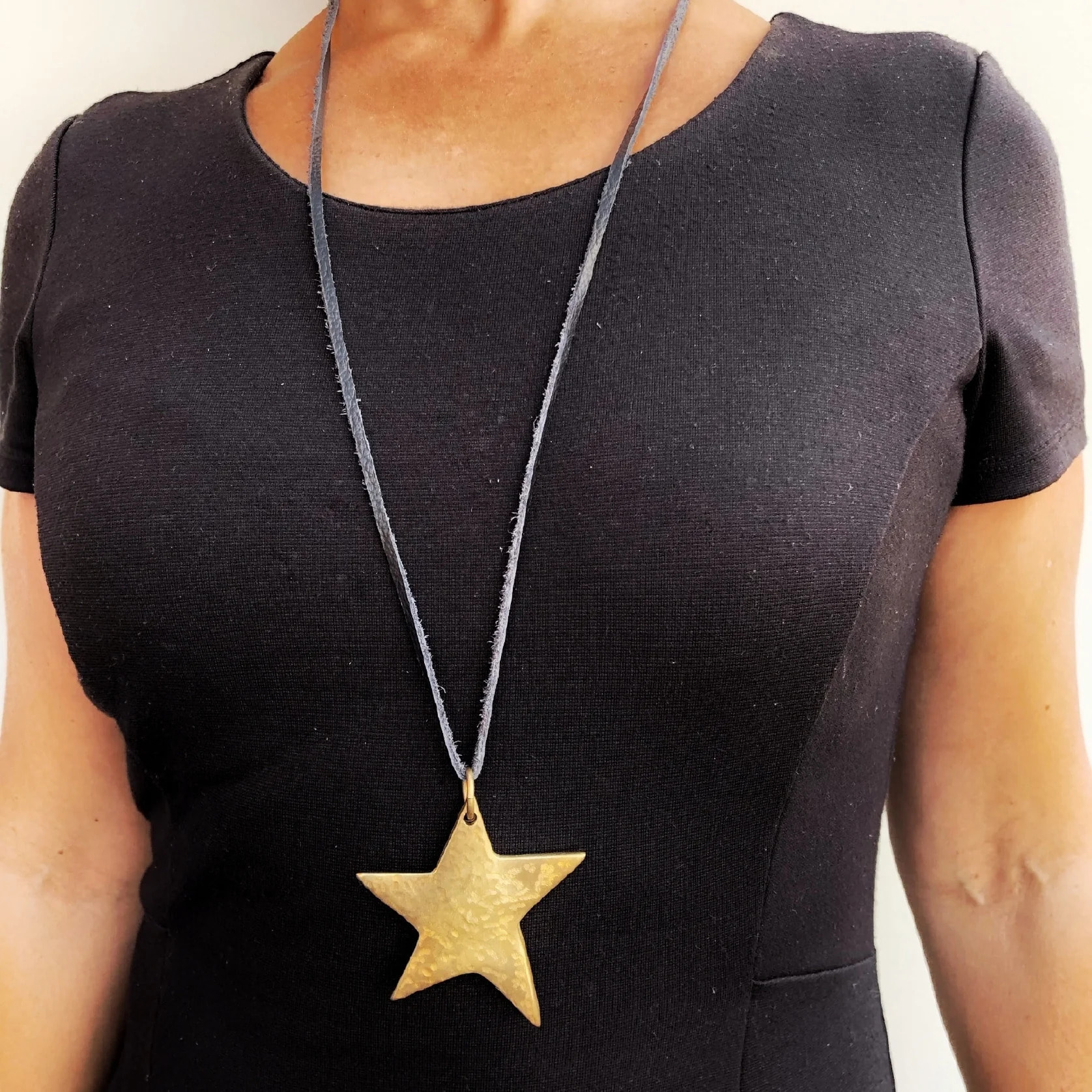 Collar largo Gran estrella dorado piel negro 80cm