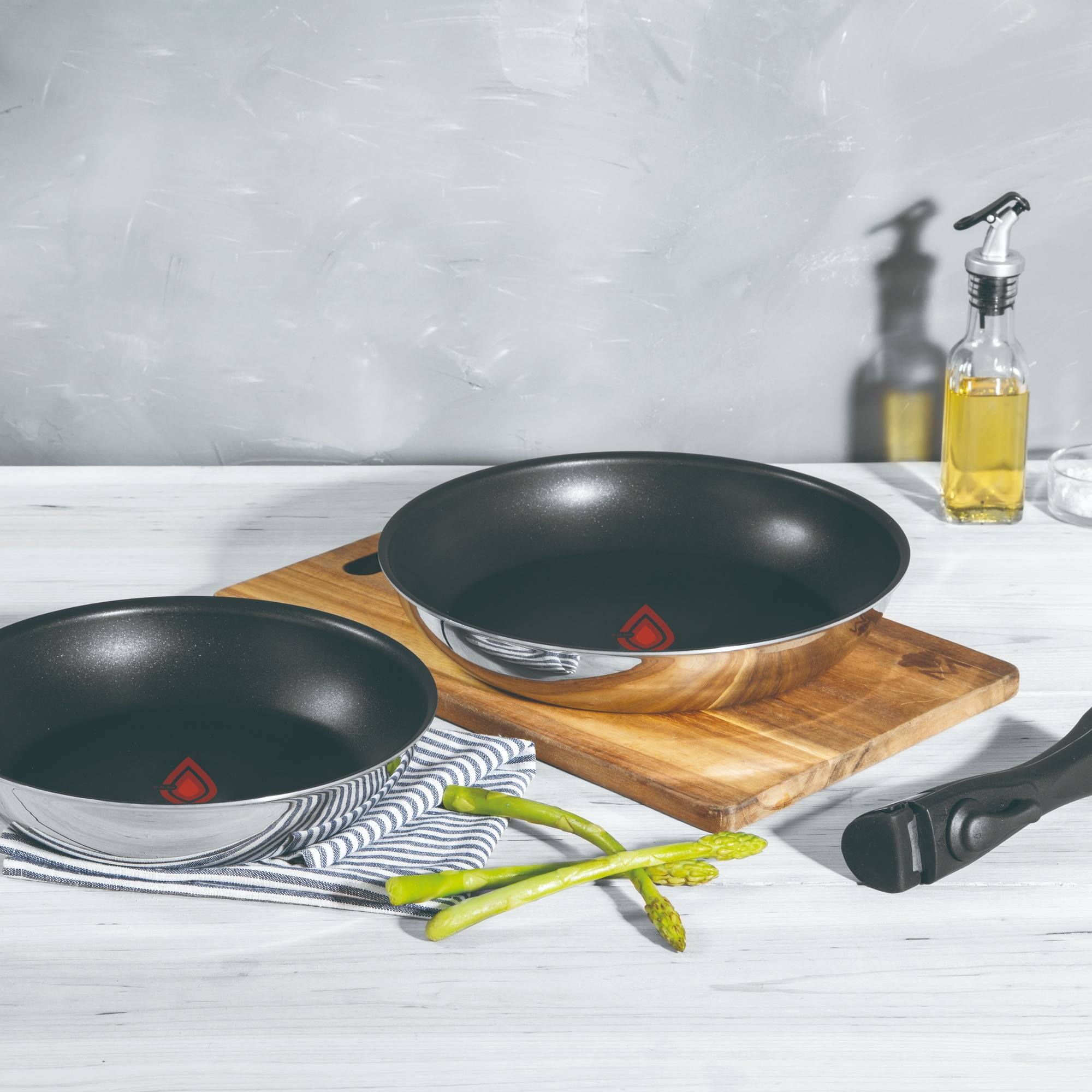 Set de 2 Sartenes Ø24Ø26cm revestimiento ILAG + 3 Cazos Ø16Ø18Ø20cm SIN revestimiento + 2 Mangos extraíbles - En acero inoxidable Click&Cook Bergner