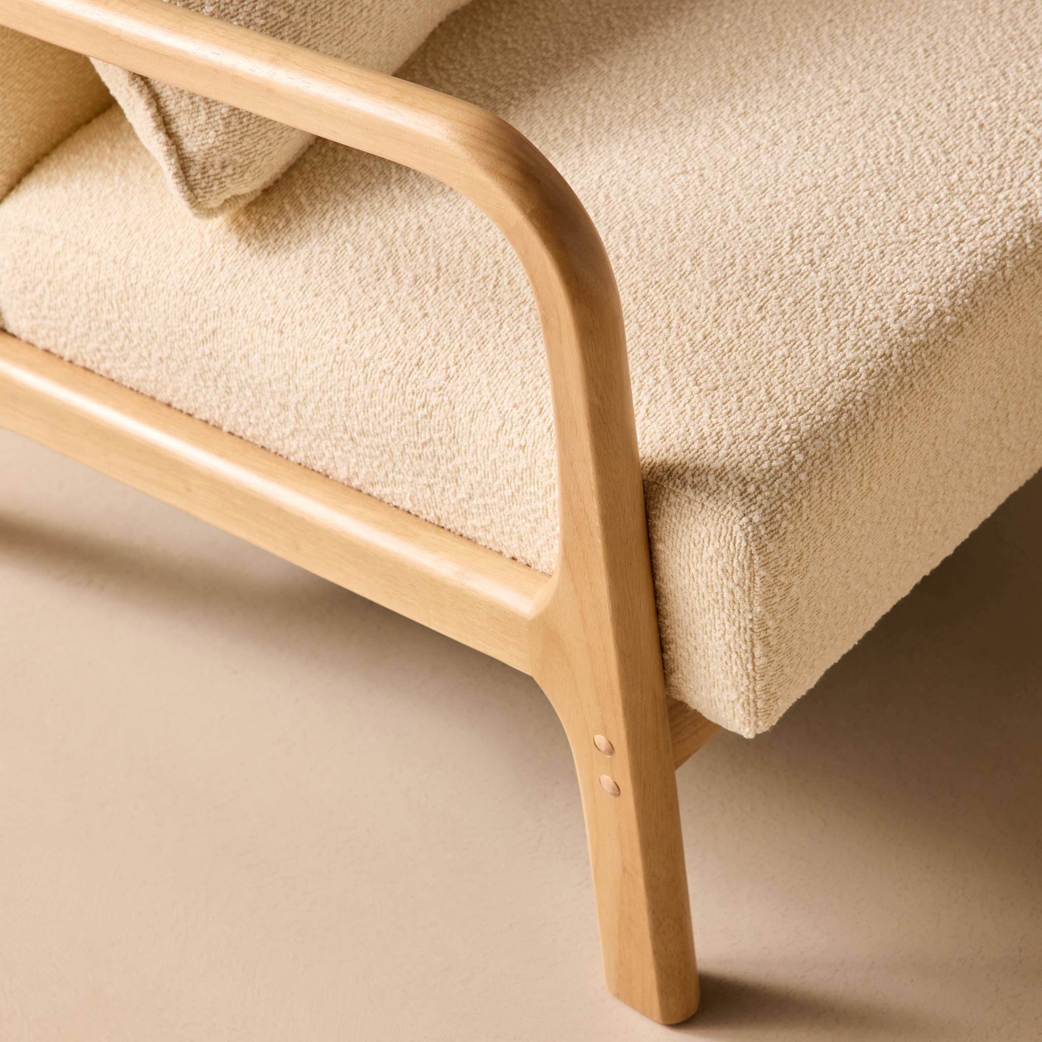 Fauteuil scandinave bois d'hévéa et bouclette texturée LORENS