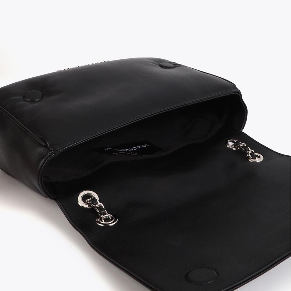 Borsa a tracolla con patta e borchie oro e argento