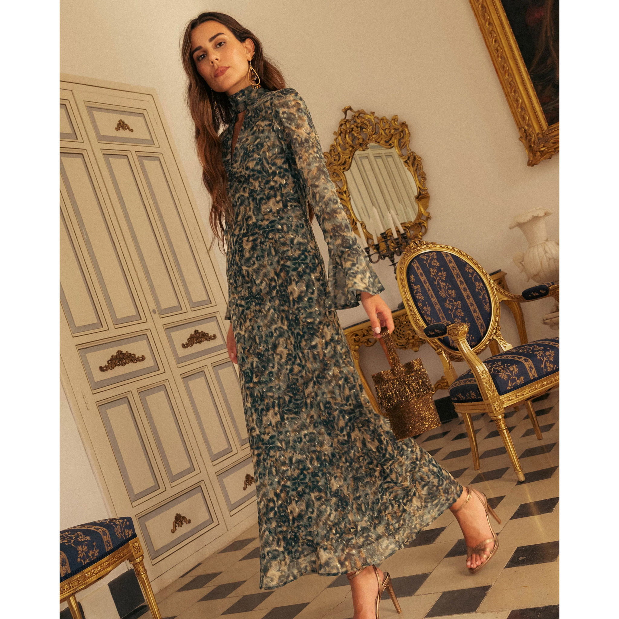 Vestido midi estampado con manga larga y escote en pico con lazada.