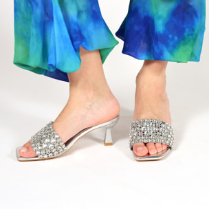 Sandali in simil pelle con tacco a rocchetto e fascia gioiello