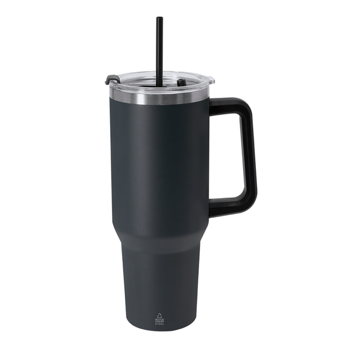 Jarra térmica de 1,2 L de capacidad en Acero Inoxidable Reciclado. Cuenta con doble sistema de bebida, orificio con cierre hermético y pajita integrada. Libre de BPA.