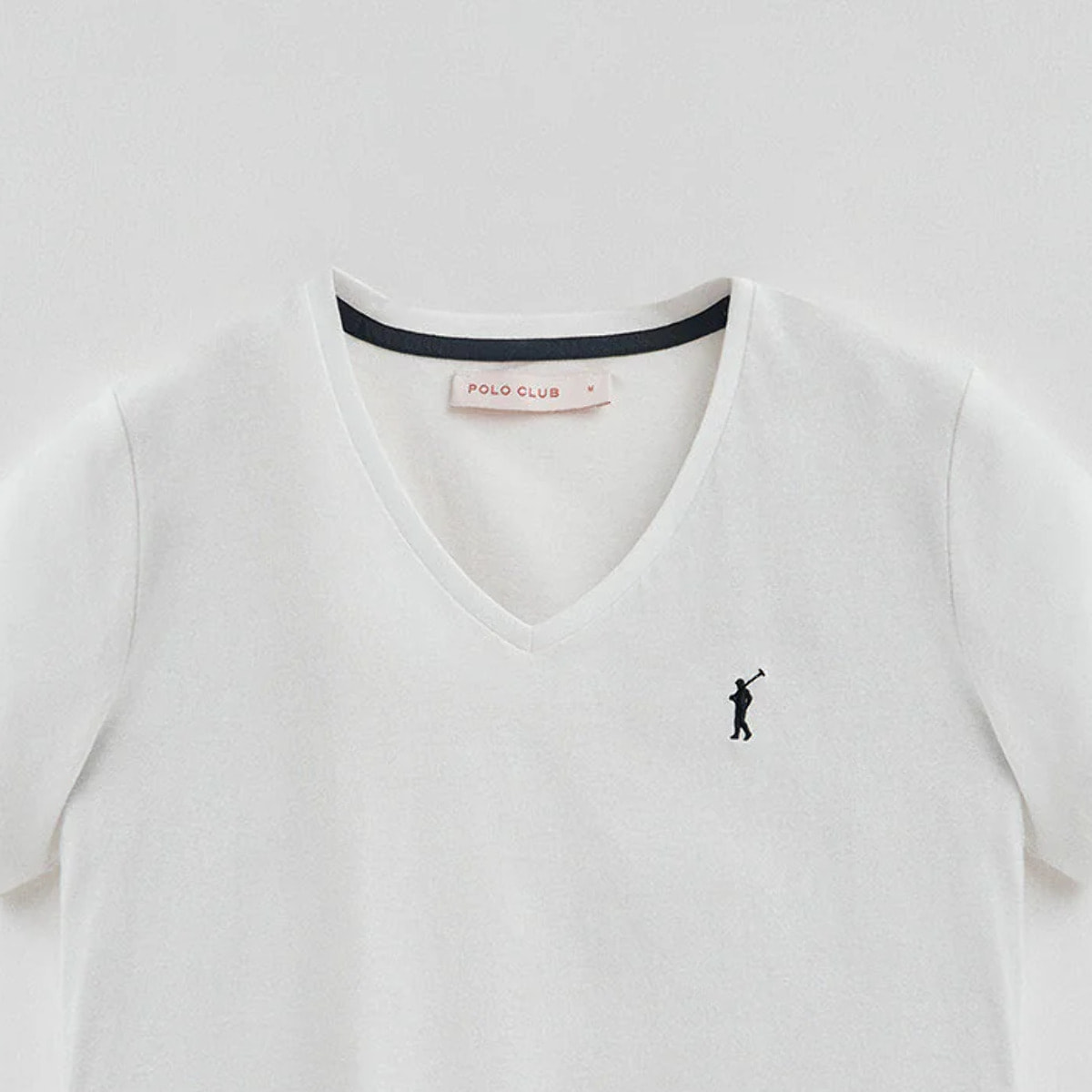 Camiseta blanca de manga corta y cuello pico con logo Rigby go