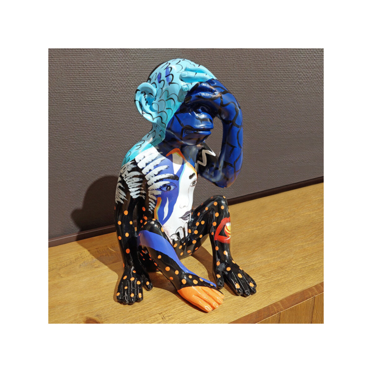 Statue singe bleu assis en résine H39cm - MARLIN