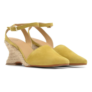 Alpargata de cuña Judi en ante con punta afilada y cierre de pulsera