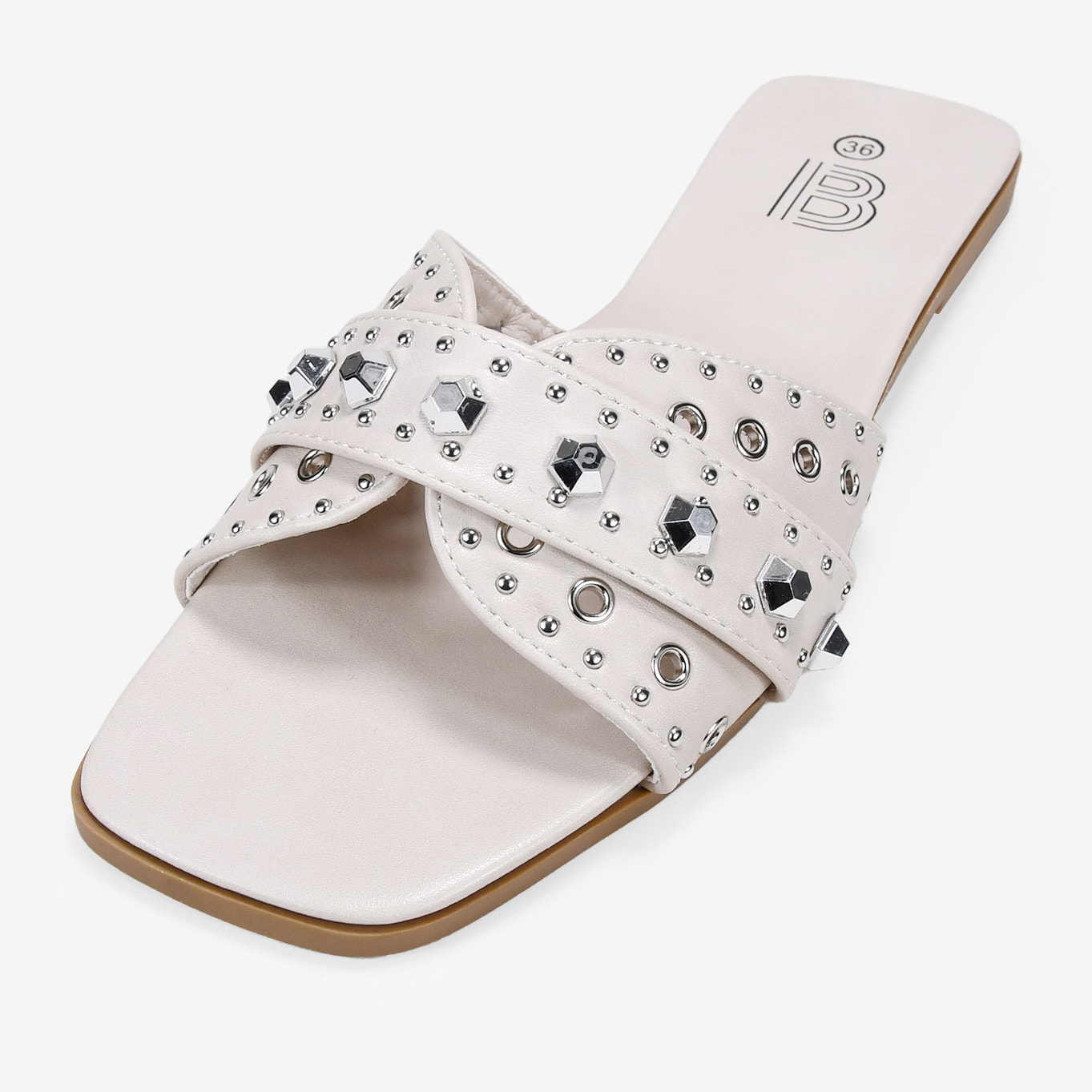 Sandalias planas beige con tachas metálicas