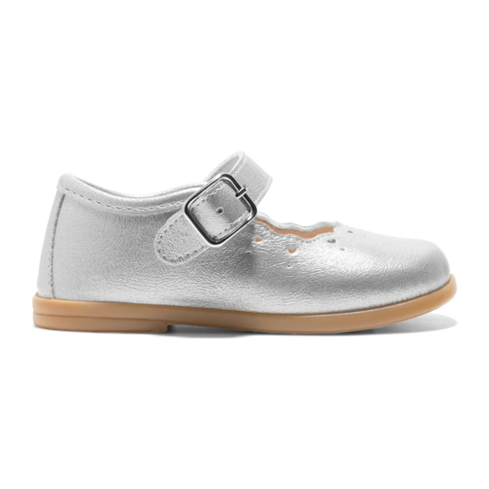 Scarpe Mary Jane argentate con fibbia e perforazioni decorative