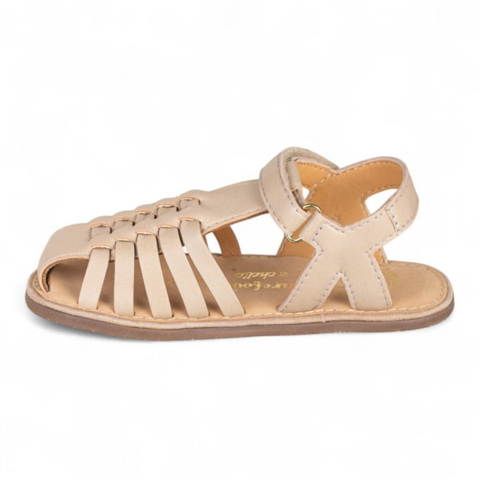 SANDALIA BAREFOOT PIEL CHETTO CANGREJERA TRENZADA TAUPE