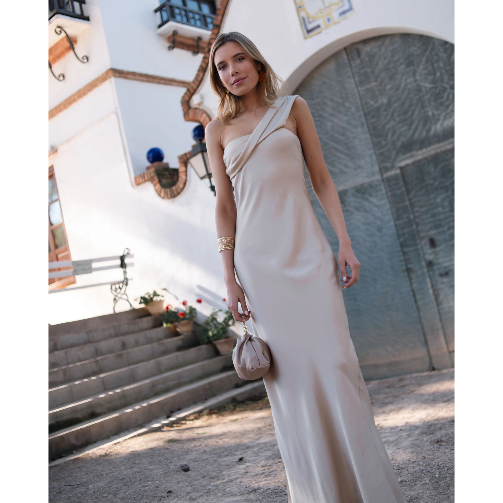 Vestido largo con escote asimétrico