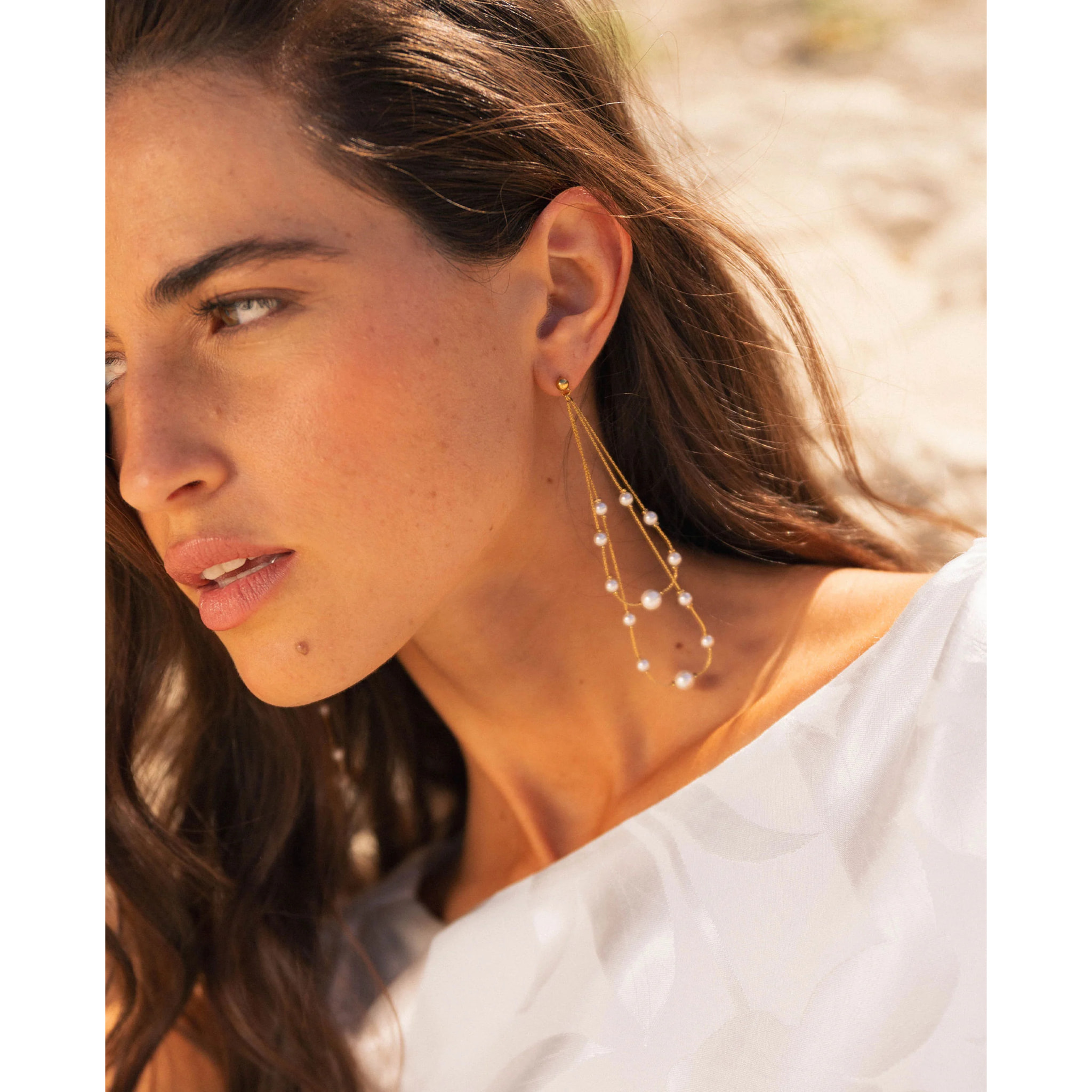 Pendientes largos de perla de concha con doble cadena