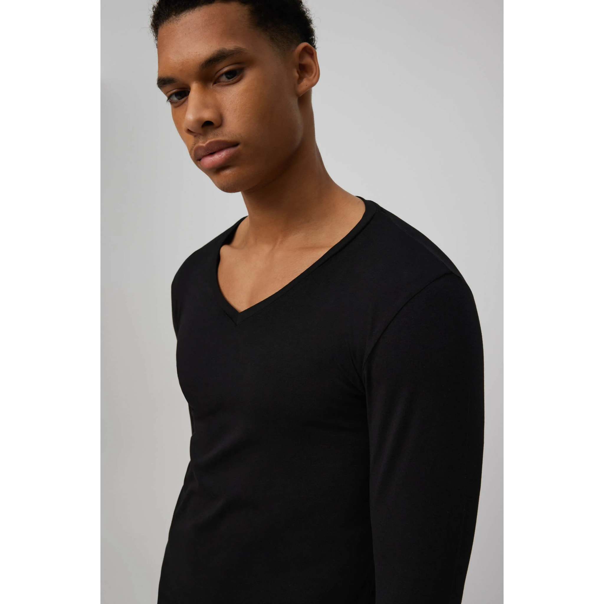 Maglietta a maniche lunghe con scollo a V in cotone nero