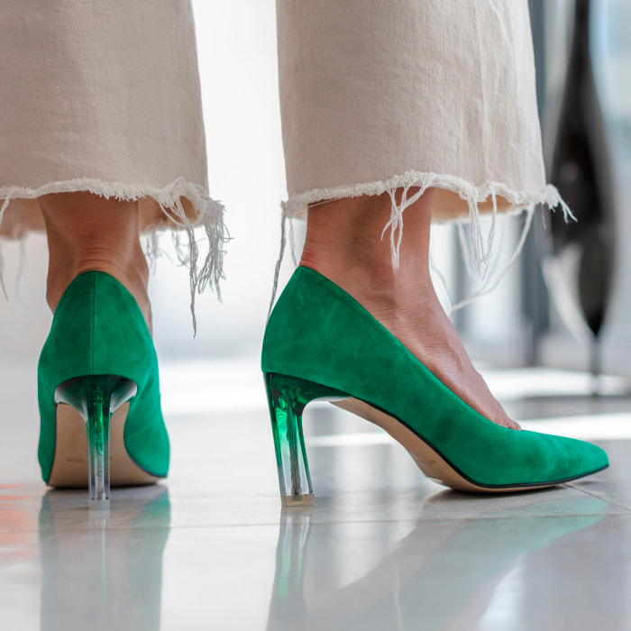 Salón en color verde con tacón en metacrilato combi. Tacón 7 cm