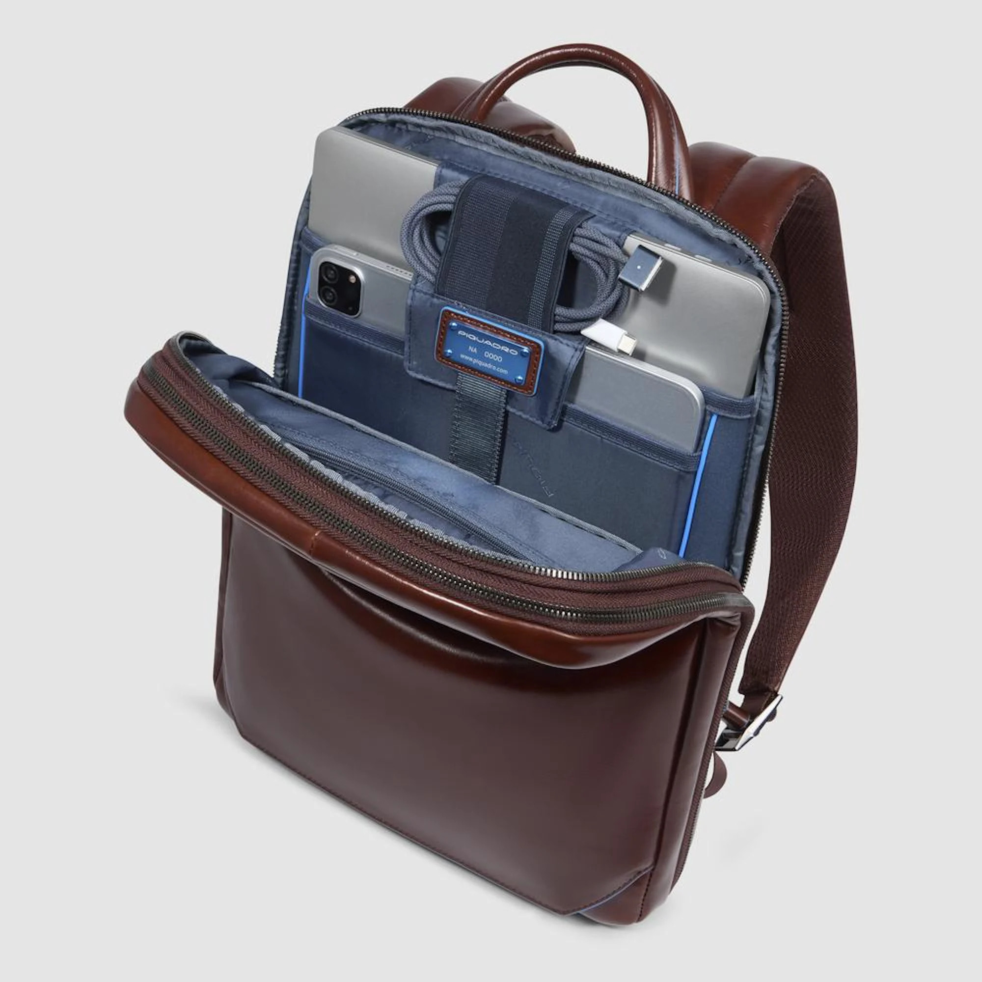 Piquadro Zaino personalizzabile porta pc e iPad® con protezioni antiurto e RFID e tasca per AirPods®