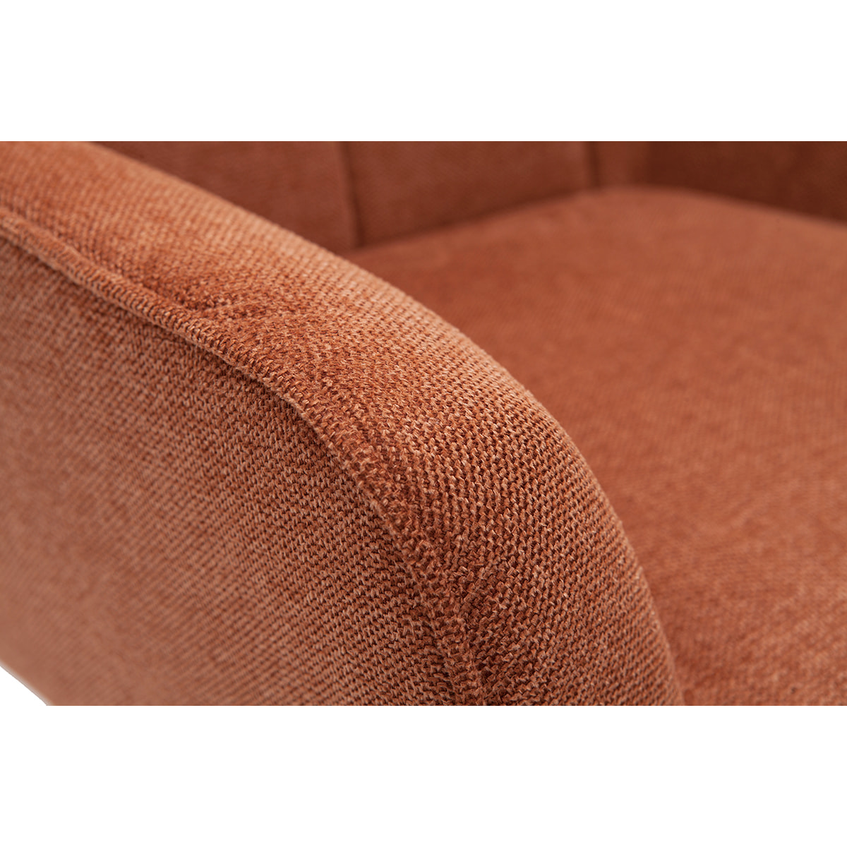 Fauteuil scandinave en tissu effet velours texturé terre brûlée et bois clair AVERY