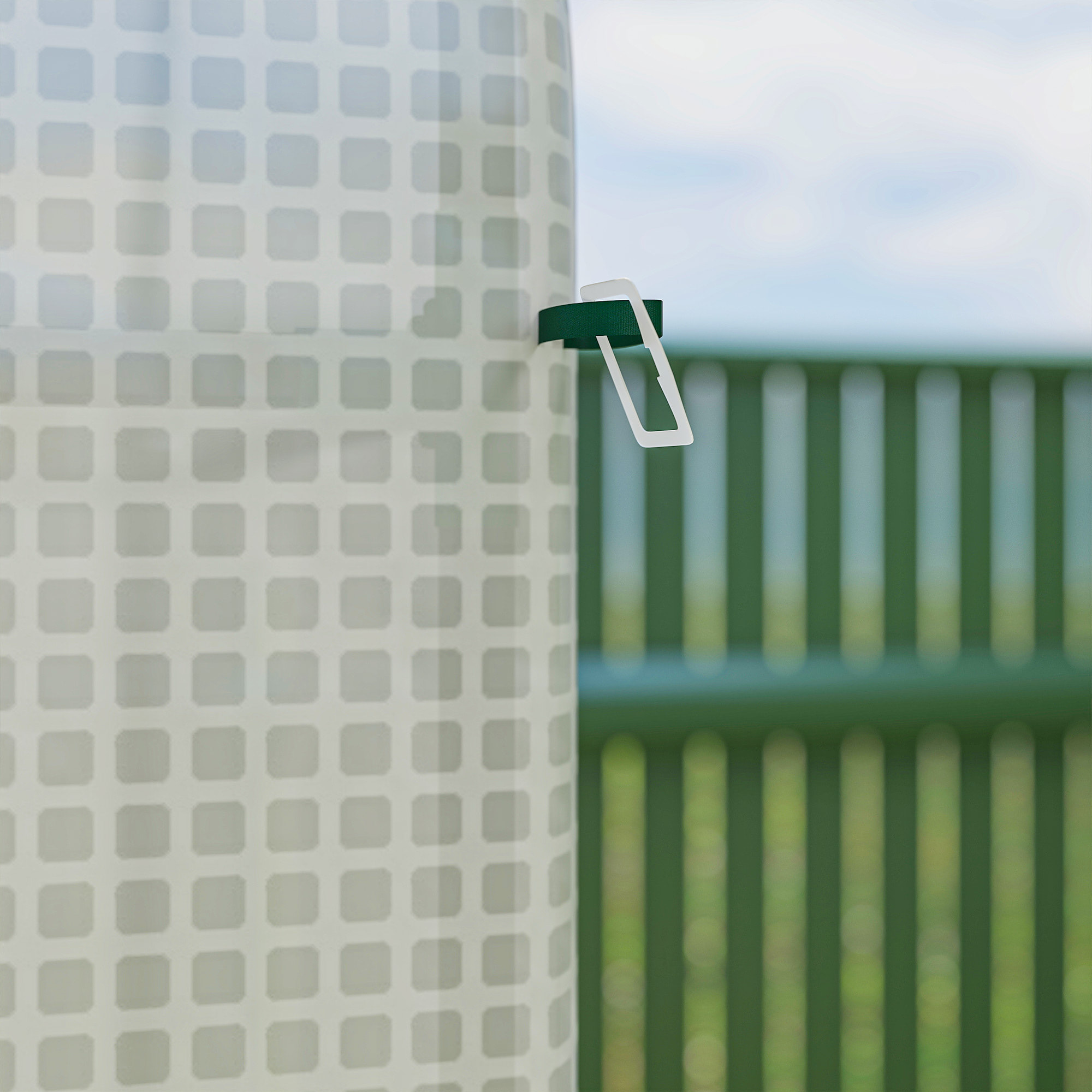 Serre de jardin 2,8 m² porte zippée 2 fenêtres acier PE blanc