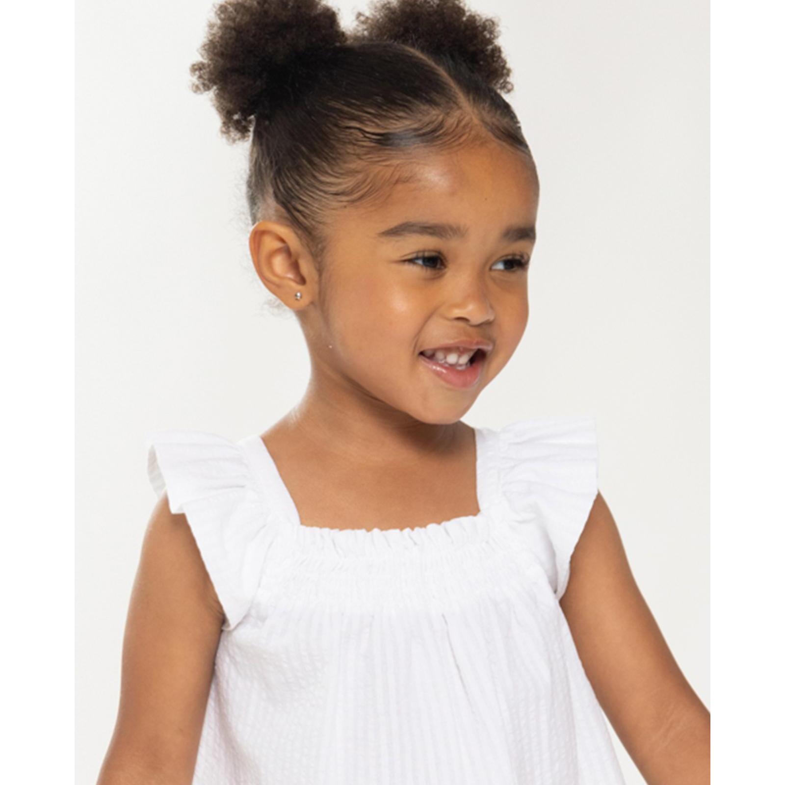 Blusa blanca. Fruncida en la parte superior, con volantes en las sisas.