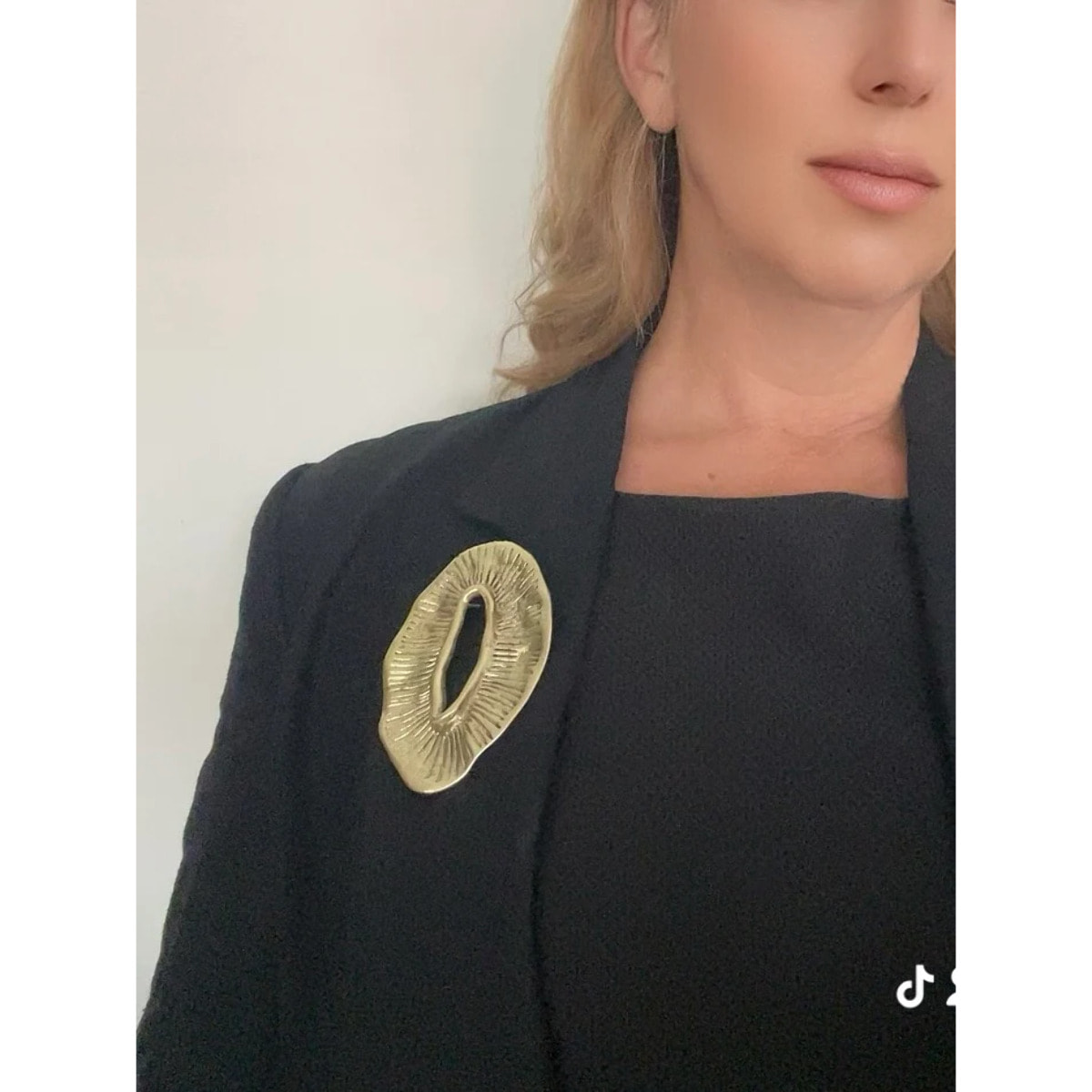 Broche Eclipse chapado dorado XXL.