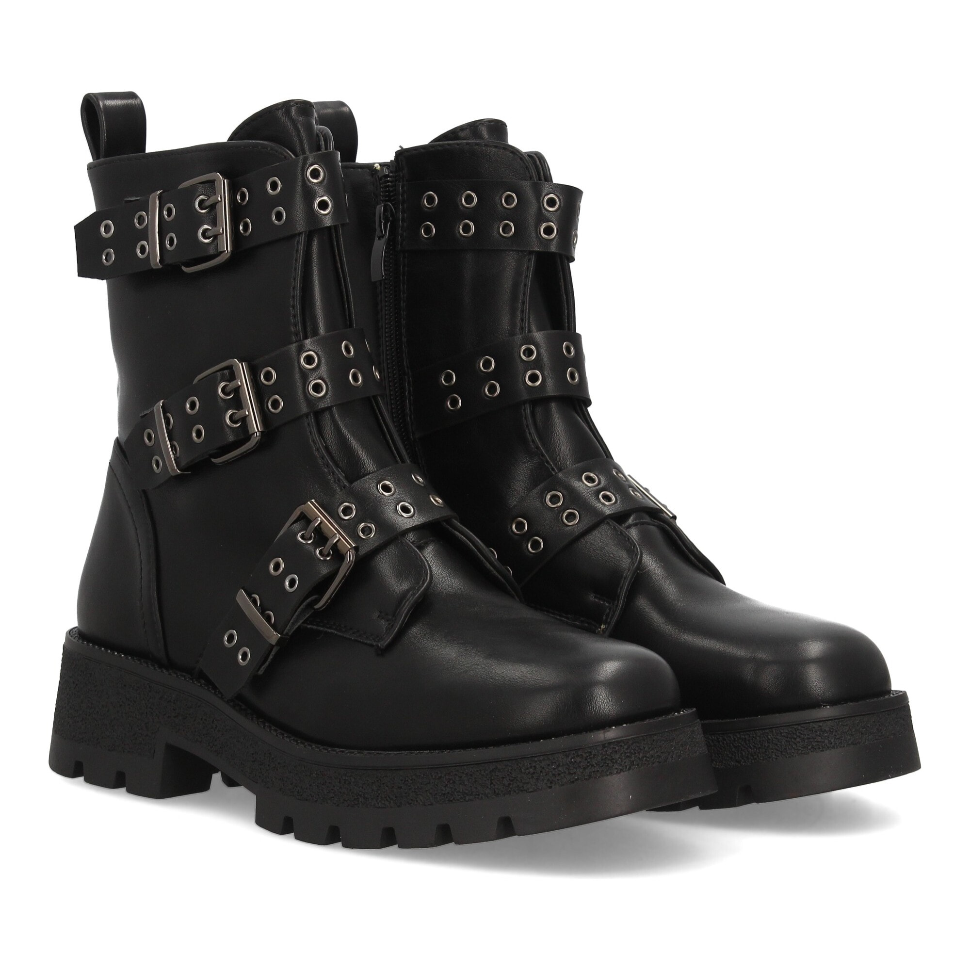 Bota militar con hebillas y tachuelas decorativas