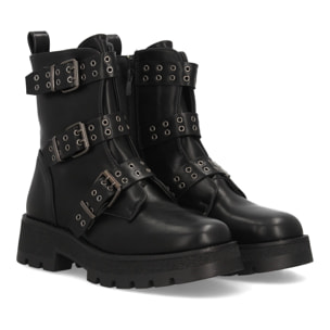 Bota militar con hebillas y tachuelas decorativas