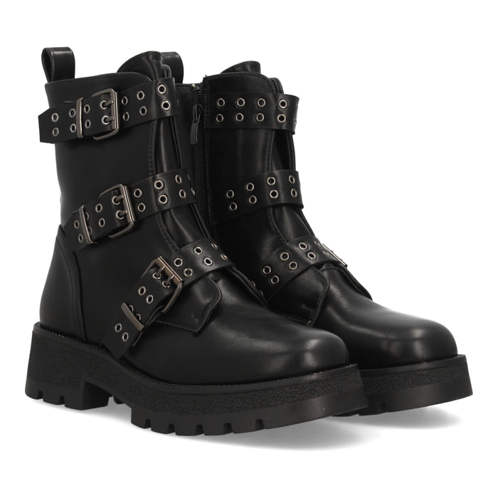 Bota militar con hebillas y tachuelas decorativas