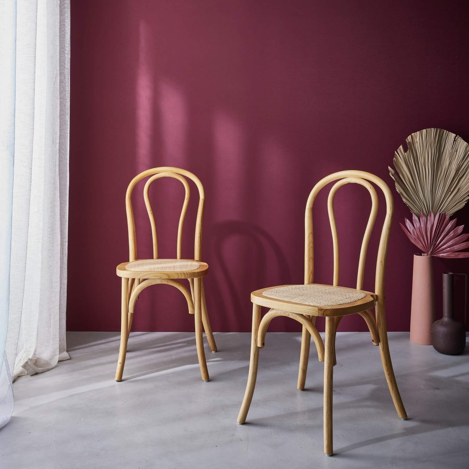 Lot de deux chaises vintage en bois avec assise en rotin et dossier arrondi coloris naturel