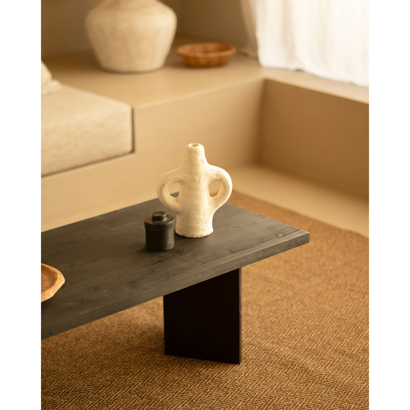Mesa de centro de madera maciza en tono negro de 120x55 cm Alto: 40 Largo: 120 Ancho: 55