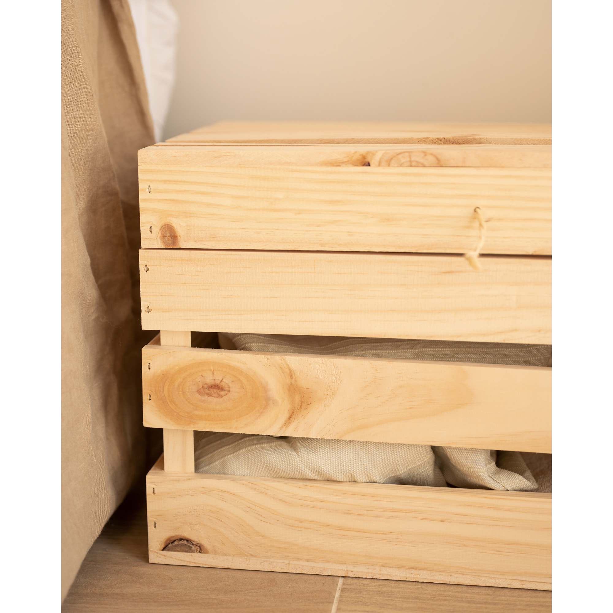 Baúl de madera maciza en tono natural de 49x30x33cm Alto: 29.5 Largo: 49 Ancho: 33