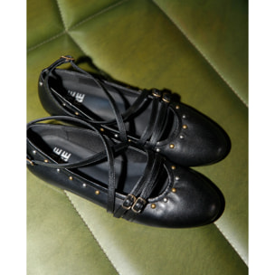 Bailarina de piel con tachuelas y correas de mujer