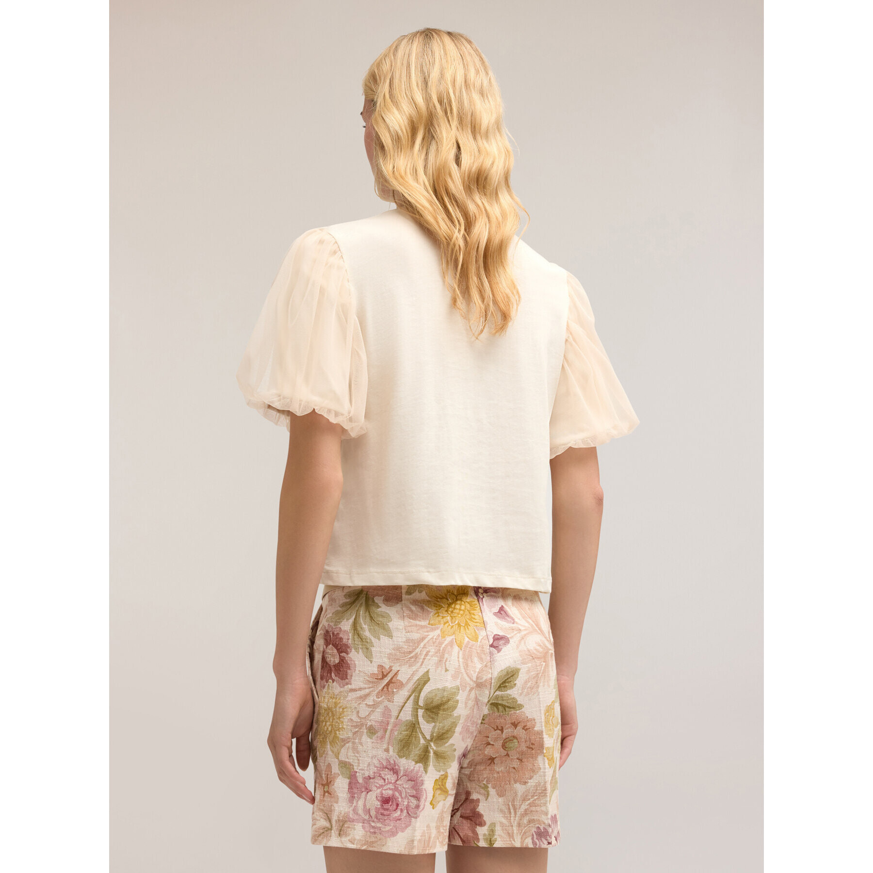 Motivi - Camiseta con broche de joya y plumas - Blanco