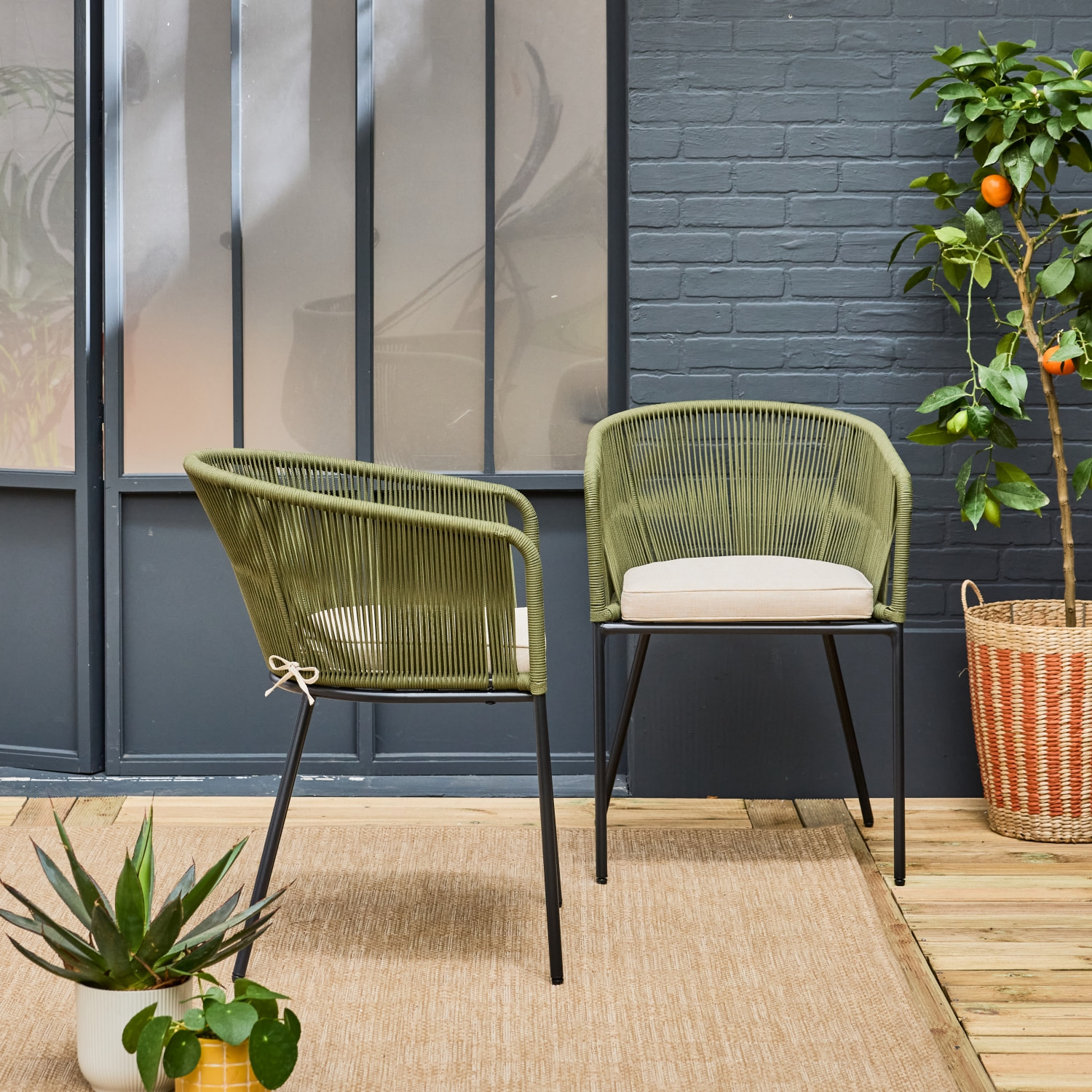Lot de 2 fauteuils de jardin en corde kaki et acier galvanisé. coussins beige